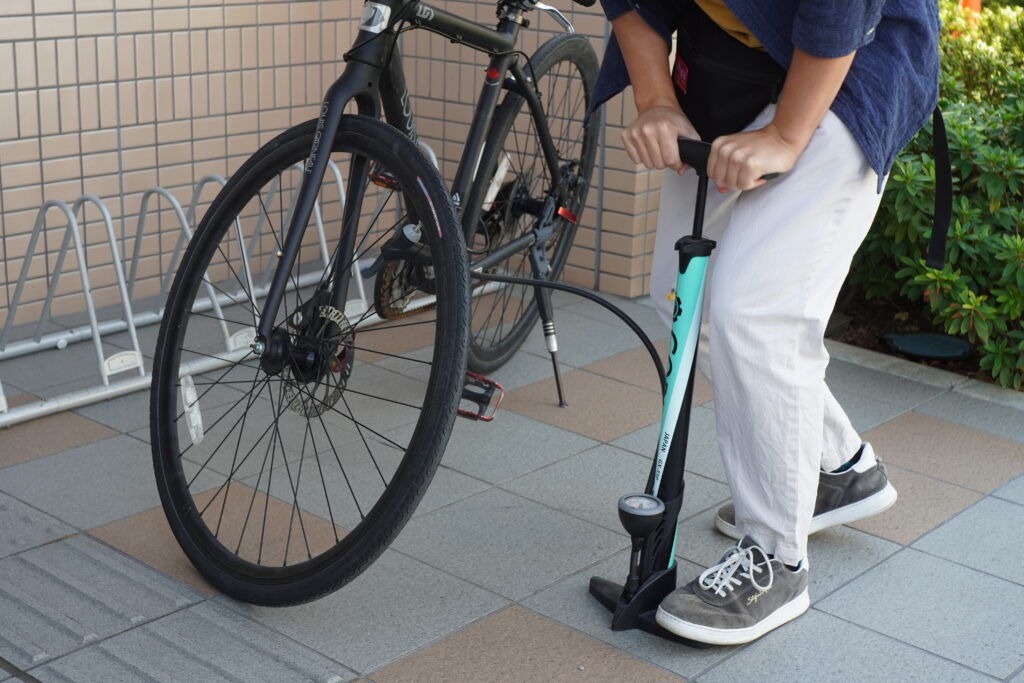 自転車の空気を入れている人